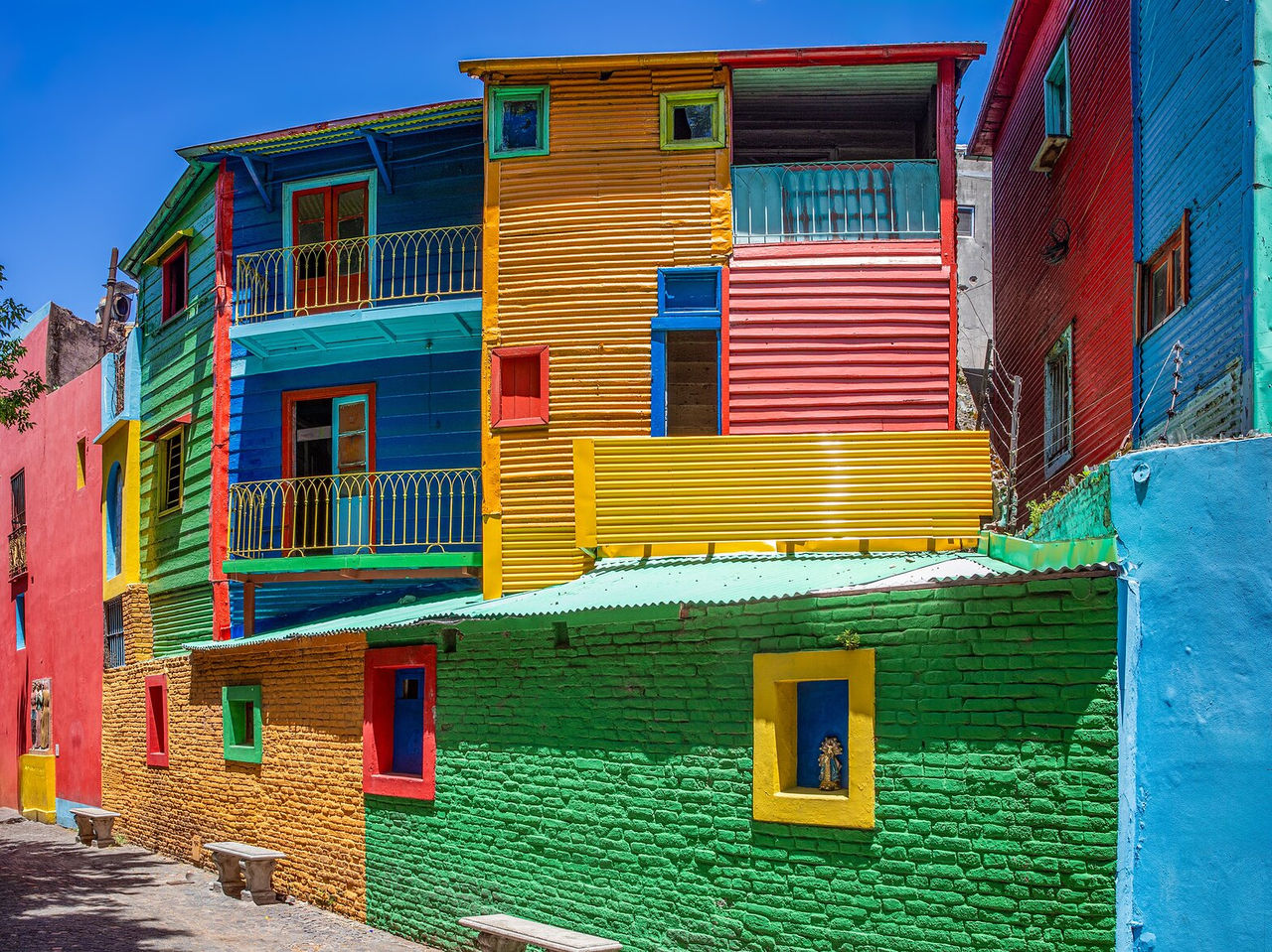 Fachadas de casa coloridas, típicas do Caminito, um bairro de Buenos Aires conhecido pela sua atmosfera artística