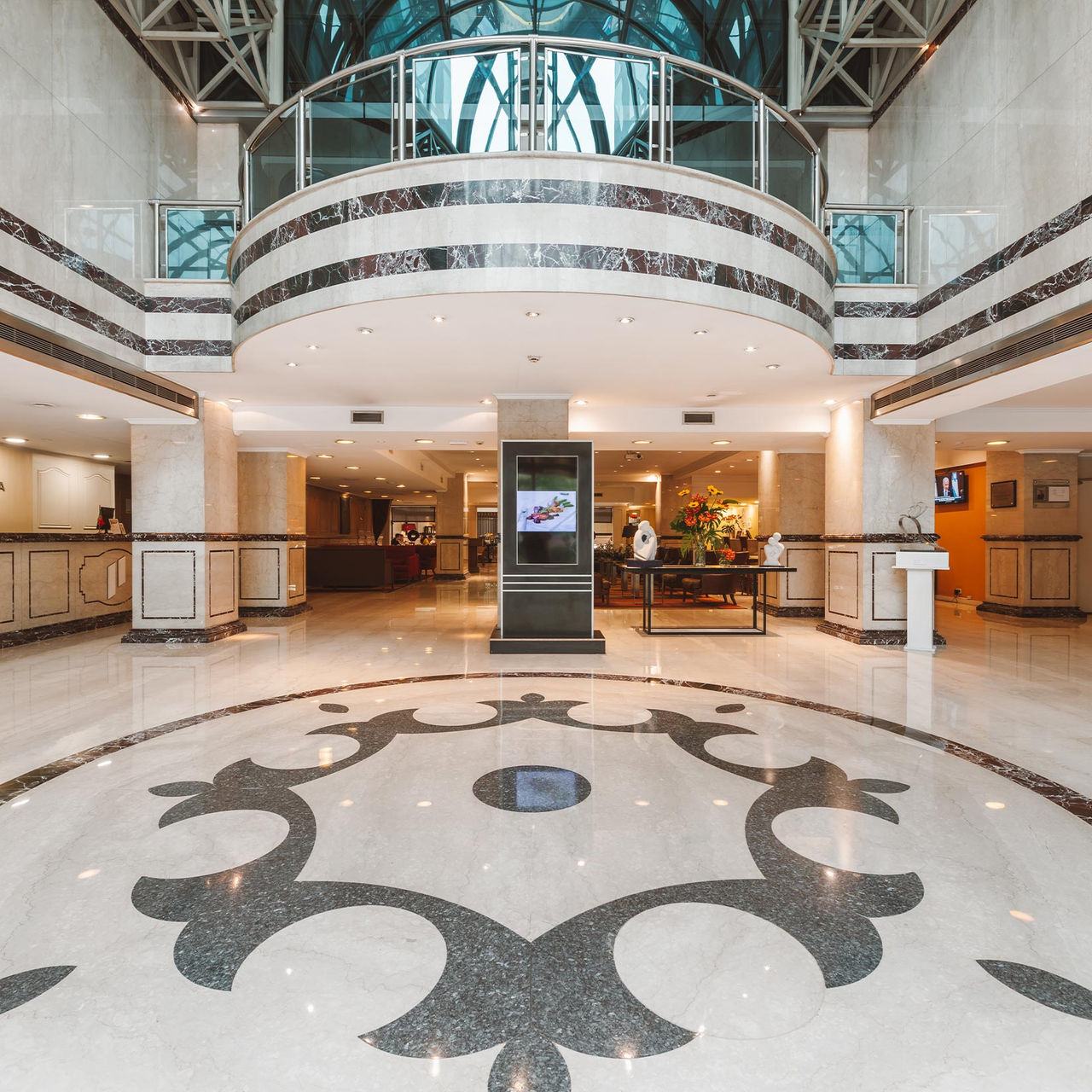 Pestana Buenos Aires, Hotel em Buenos Aires, apresentando amplo átrio com piso em mármore e varanda curva