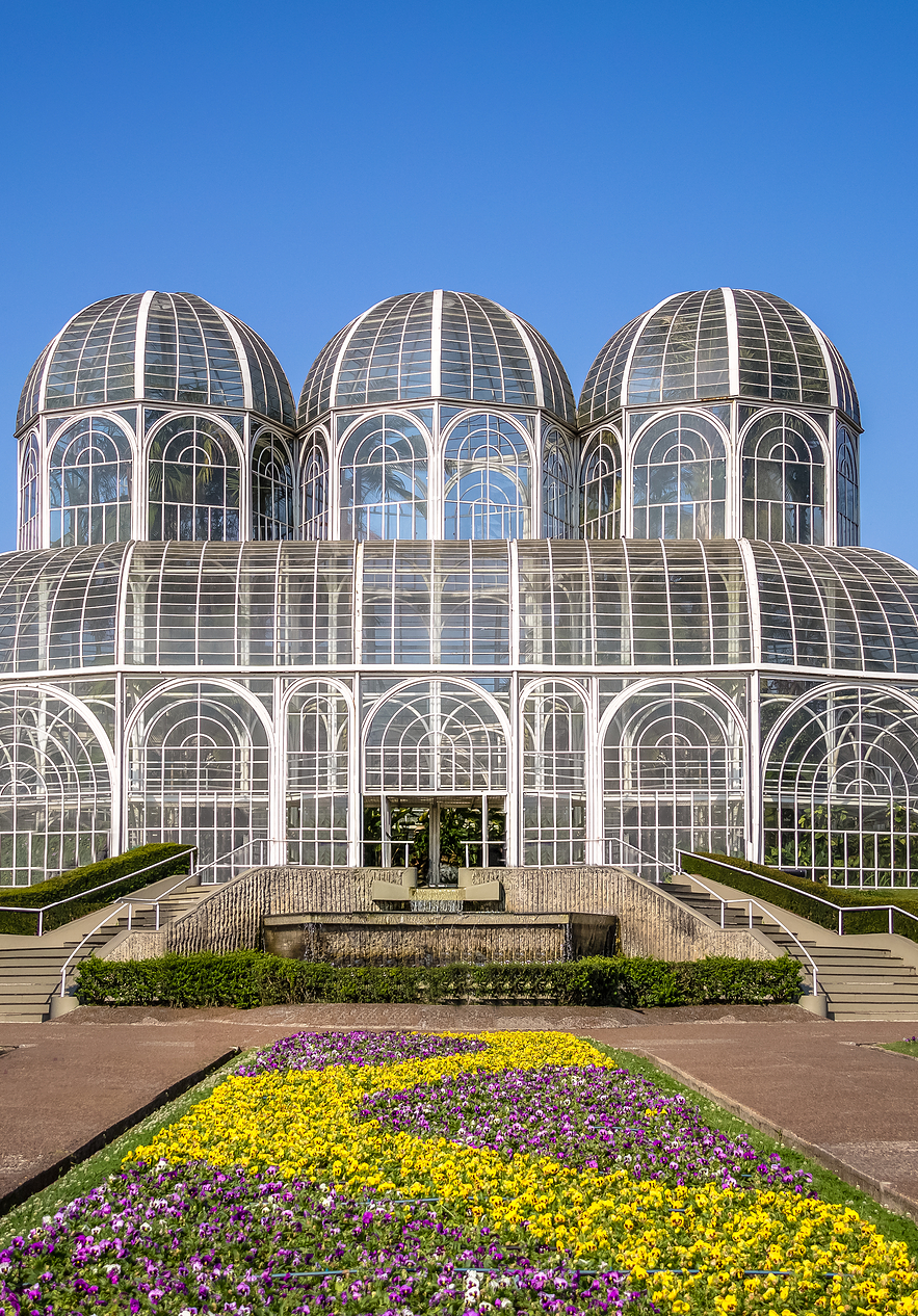 Estrutura de ferro e vidro do Palácio de Cristal do Jardim Botânico que abriga diversas espécies da Mata Atlântica