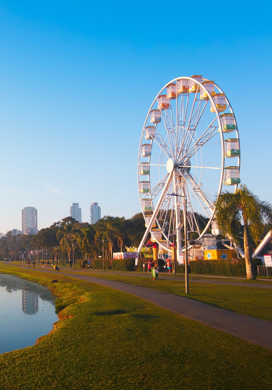 O Parque Barigui é um verdadeiro oásis urbano em Curitiba, oferecendo uma vasta área verde, lagos e um parque de diversões