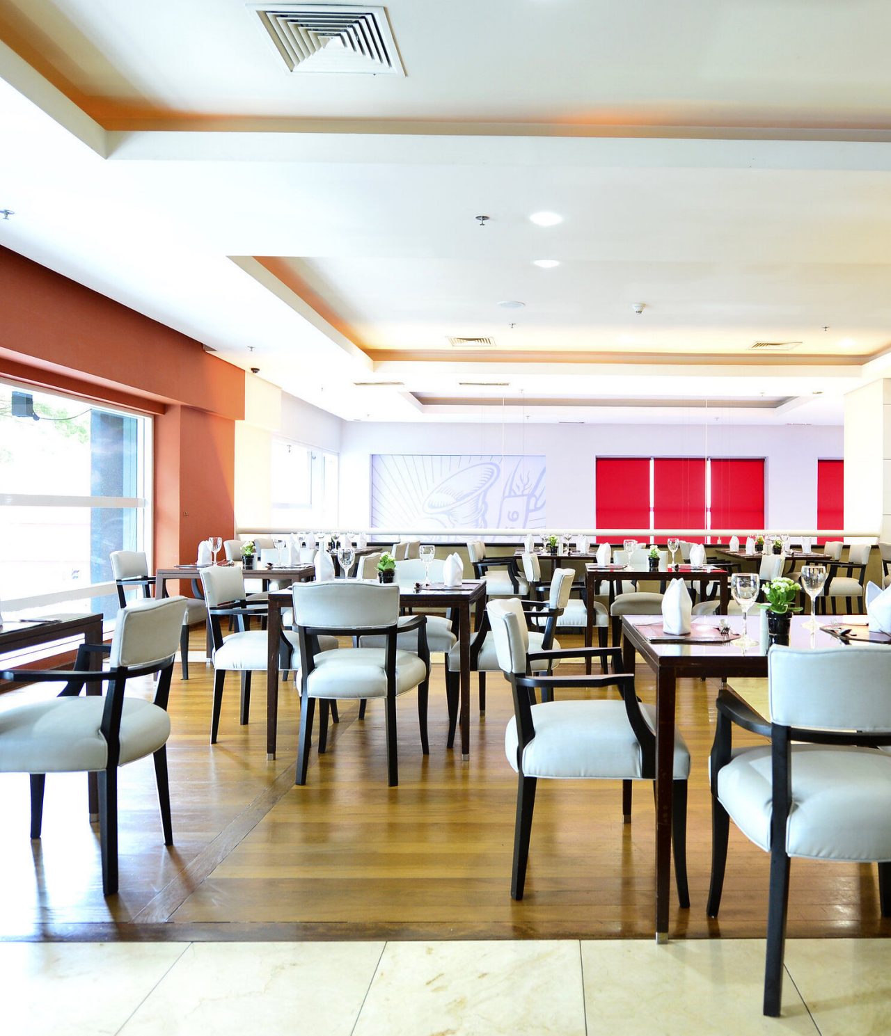 O restaurante Cais da Ribeira, do Hotel em Curitiba, no Brasil, é amplo e tem uma janela que permite a entrada de luz natural