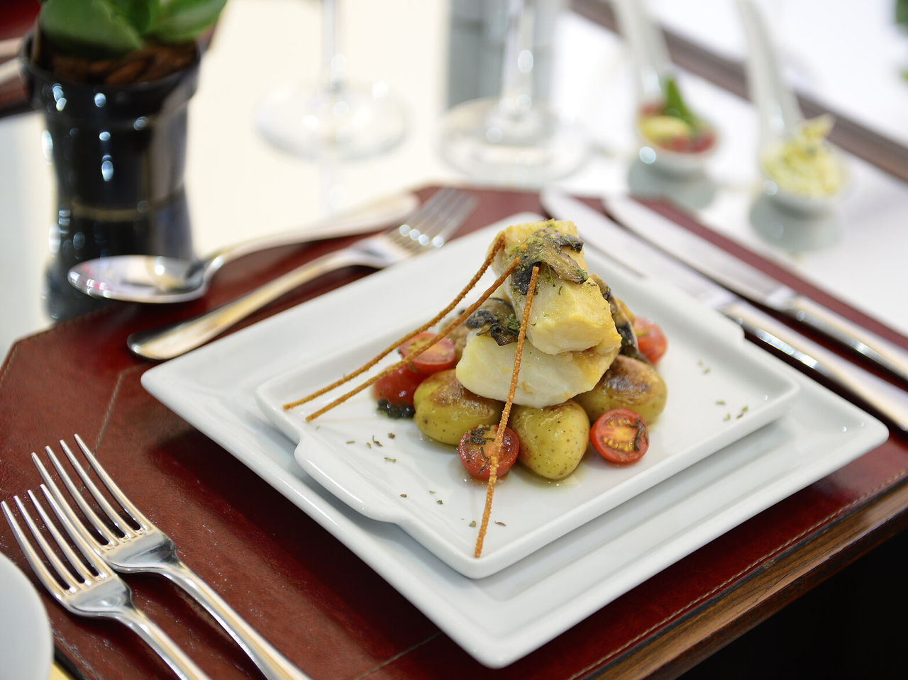 O restaurante Cais da Ribeira, do Hotel em Curitiba, no Brasil, serve refeições de inspiração internacional e brasileira