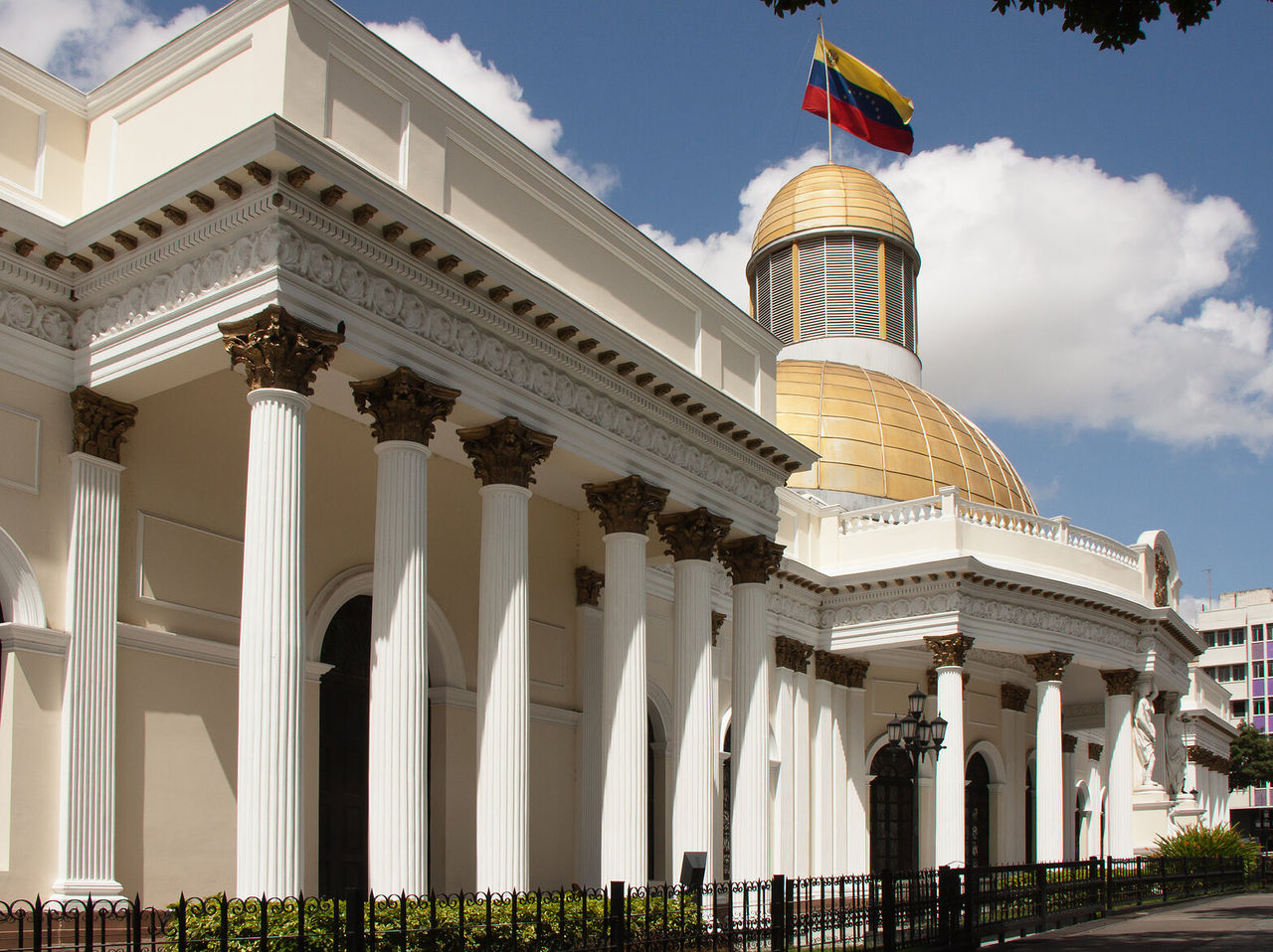 Explore Hotéis em Caracas com vista para edifício neoclássico com colunas brancas e cúpula dourada