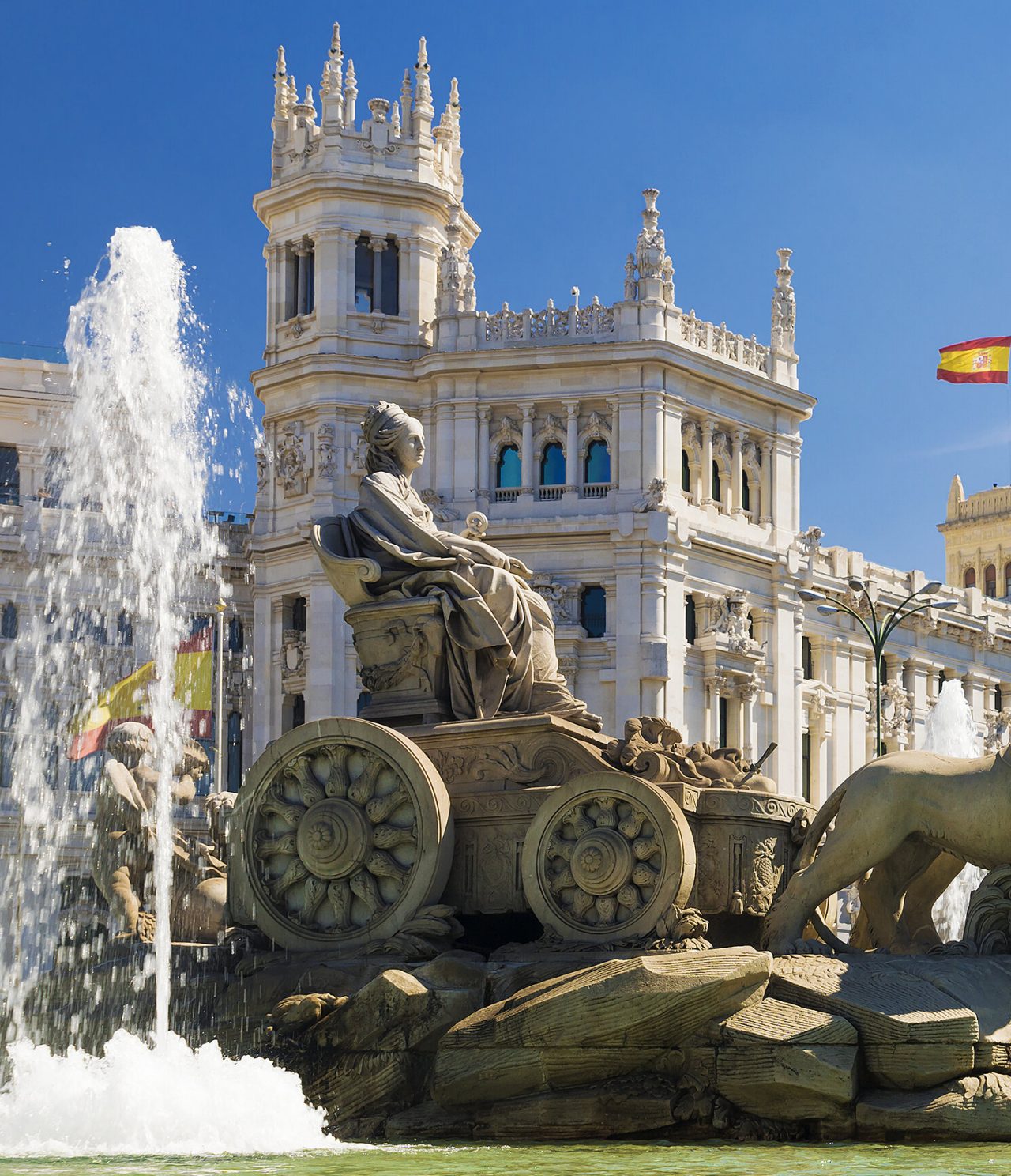 Explore Hotéis em Madrid com vista para a fonte de Cibeles e edifícios históricos sob céu azul de Madrid
