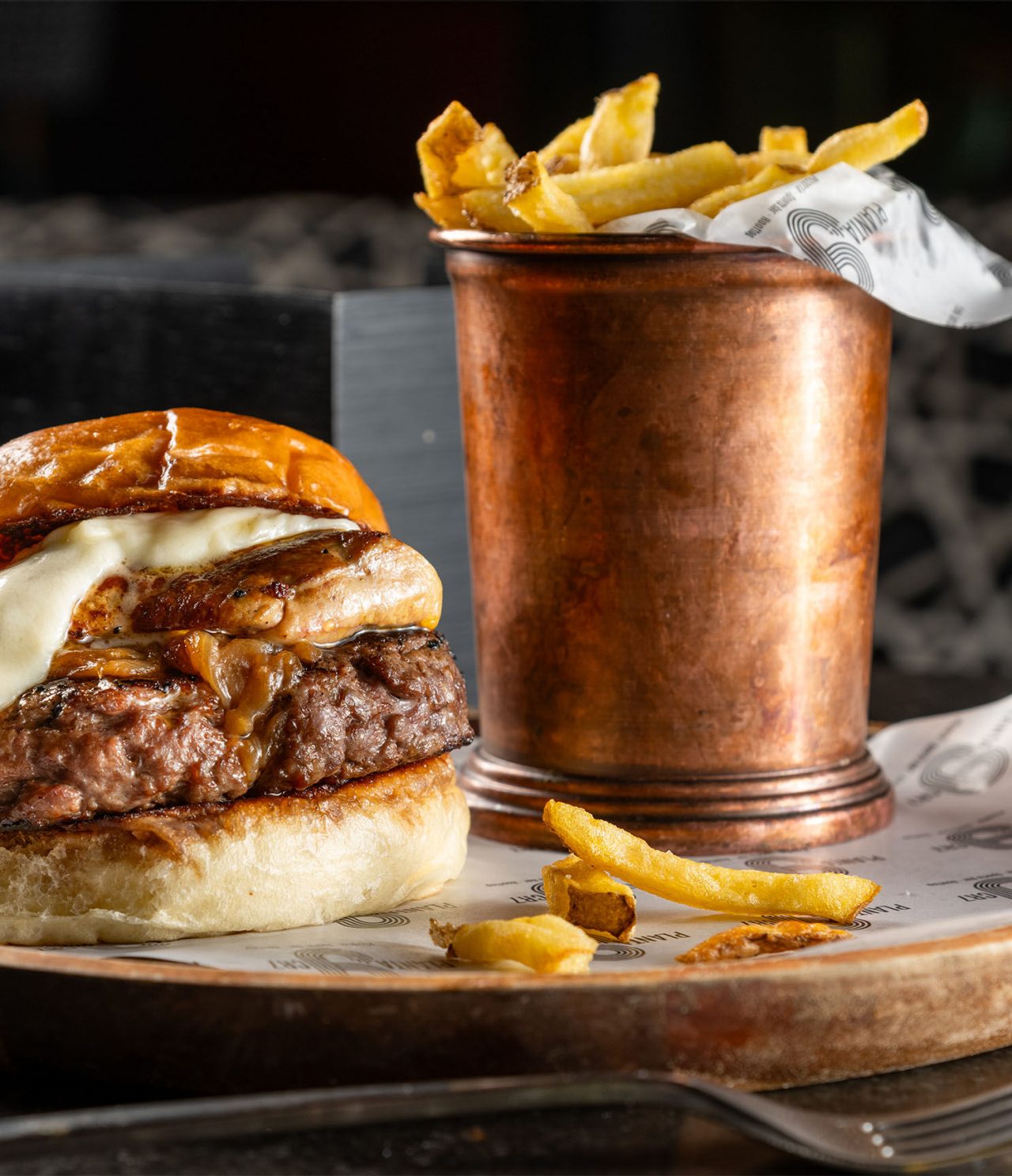 O bar Sports Bar, do Hotel no Centro de Madrid, em Espanha, serve hambúrgueres suculentos com batatas fritas