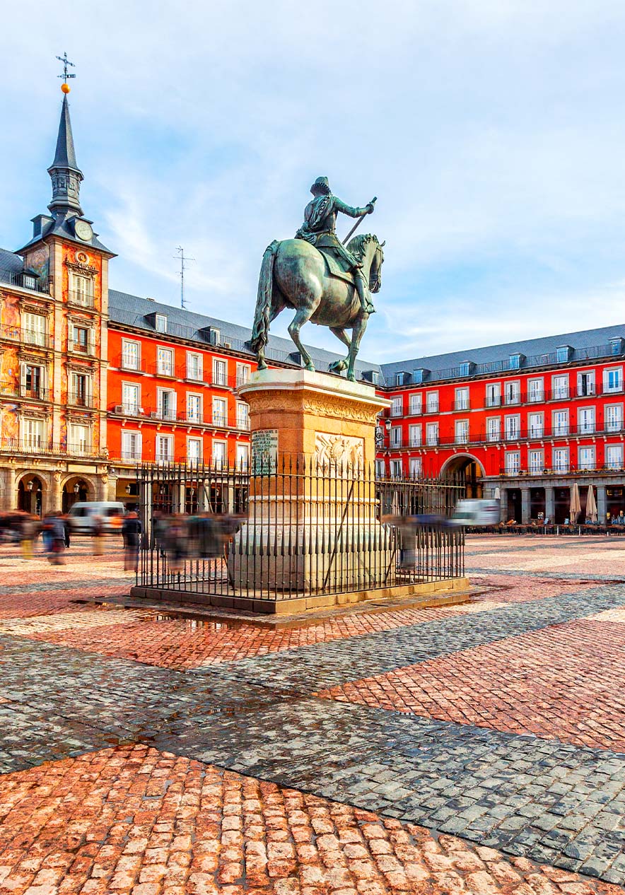 Plaza Mayor de Madrid, construída no século XVII, cercada por edifícios de arquitetura barroca e arcadas