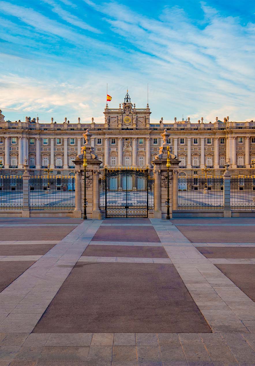Palácio Real de Madrid, edifício emblemático em Espanha com fachada imponente e arquitetura barroca rica em detalhes