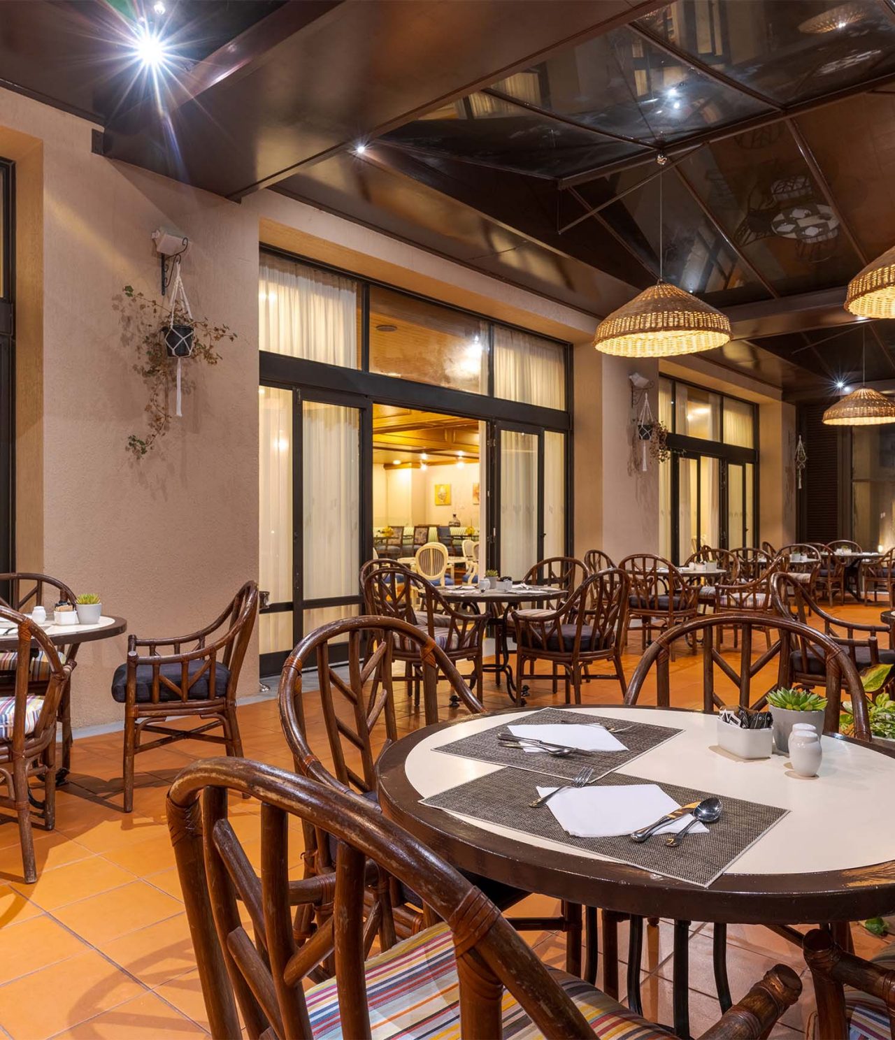 O restaurante Lugar da Praia, do Hotel 4 Estrelas nos Açores, tem um espaço amplo, com cadeiras e mesas de madeira