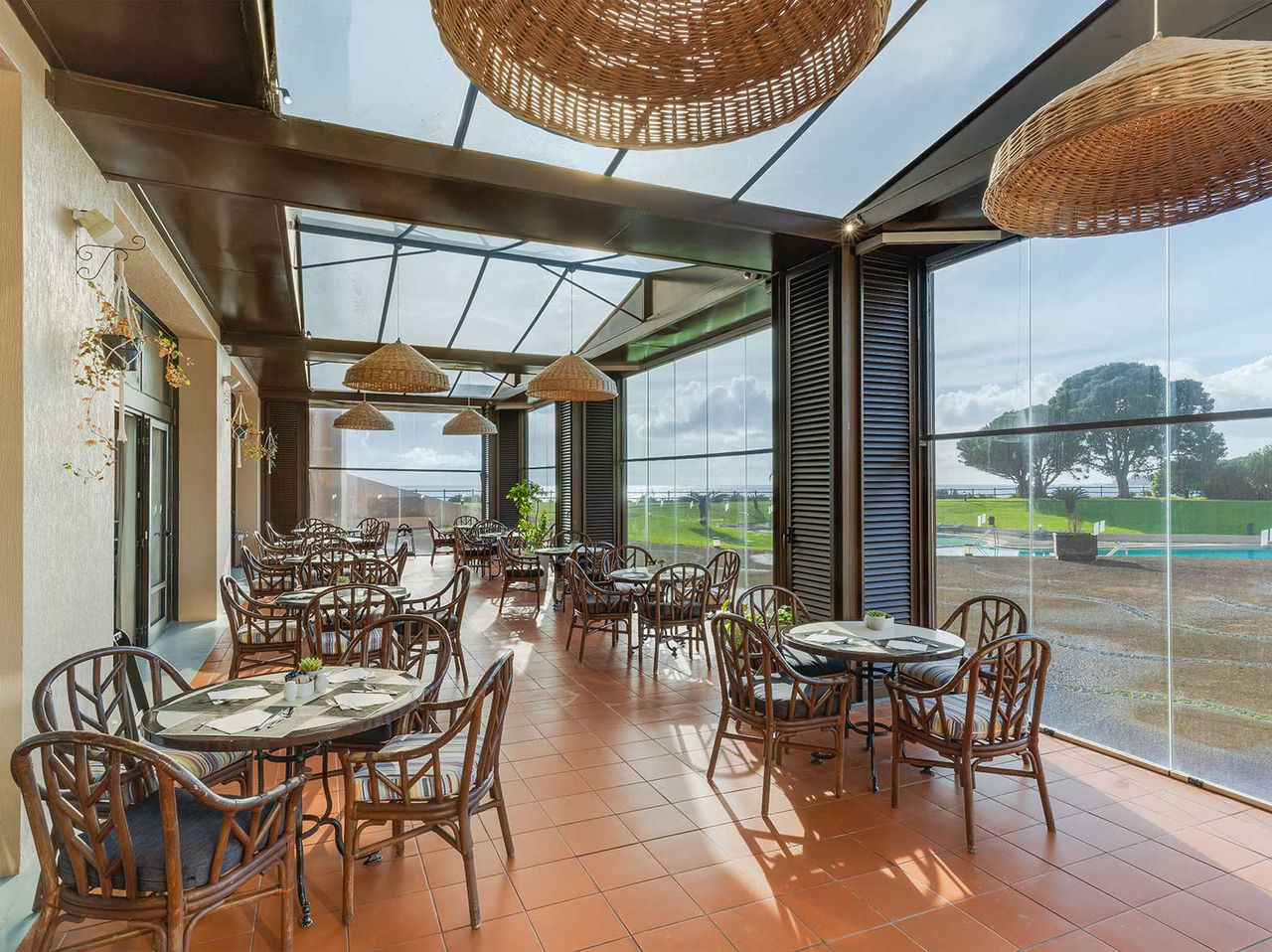 O restaurante Lugar da Praia, do Hotel 4 Estrelas nos Açores, tem uma esplanada coberta onde pode comer enquanto vê a piscina