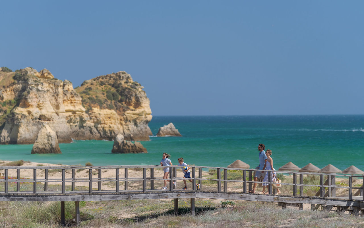 Família hospedada no Pestana Alvor Beach Villas, no passadiço para a Praia do Alvor