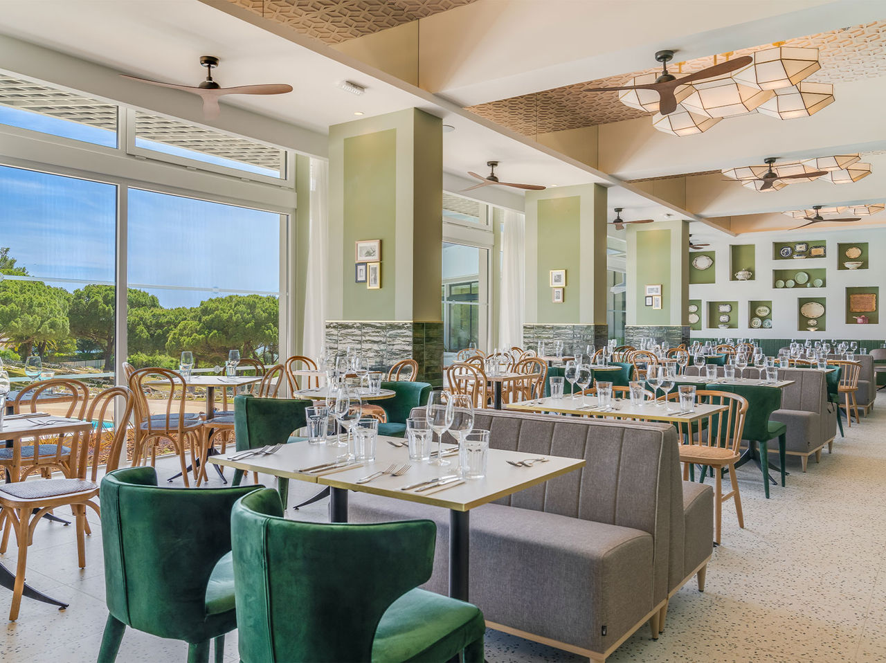O restaurante Luigi, do Hotel Tudo Incluído no Algarve, tem mesas com sofás e cadeiras confortáveis para fazer uma refeição