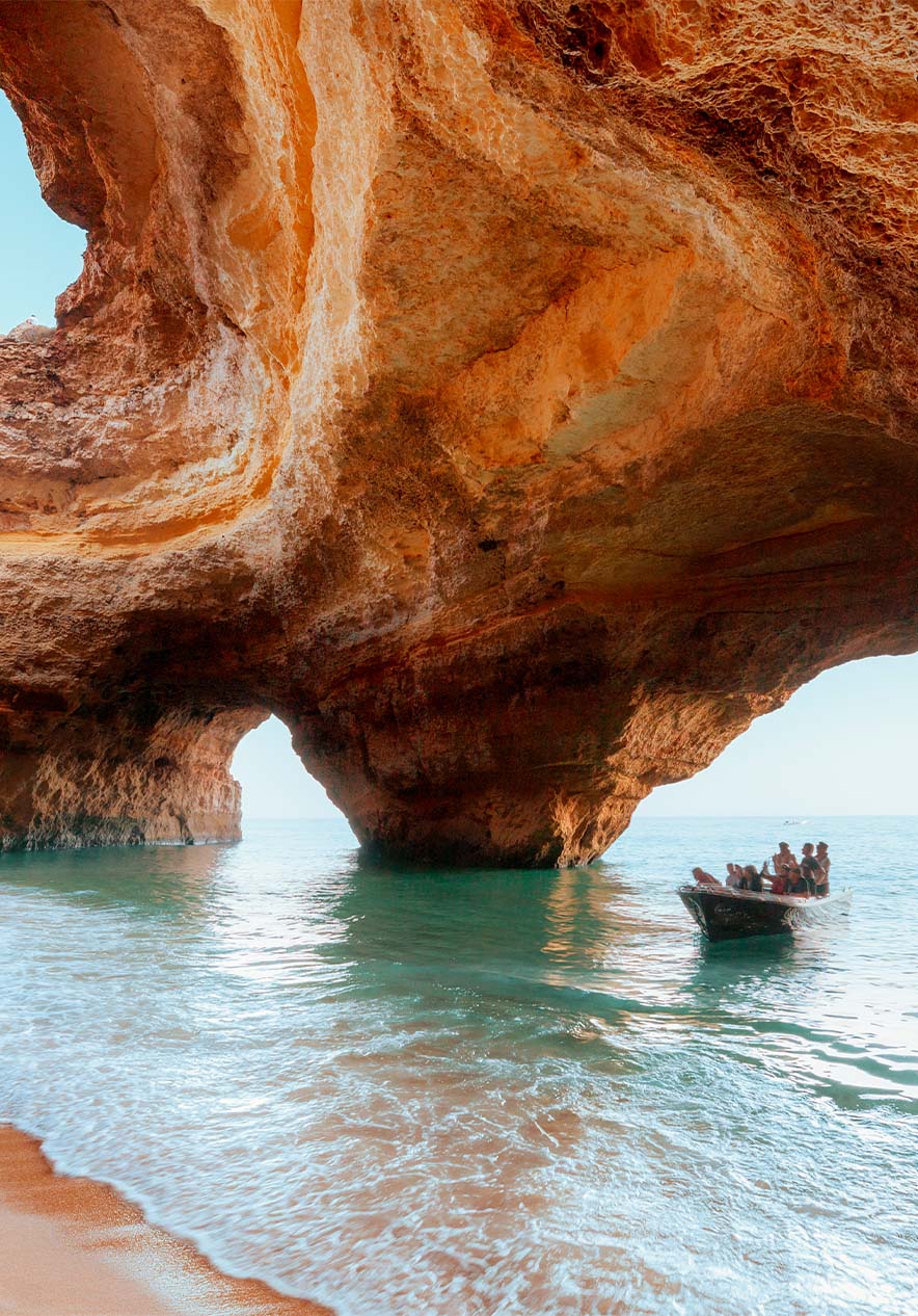 As caves do Algarve são formações rochosas, iluminando as águas cristalinas que refletem tons de azul e verde