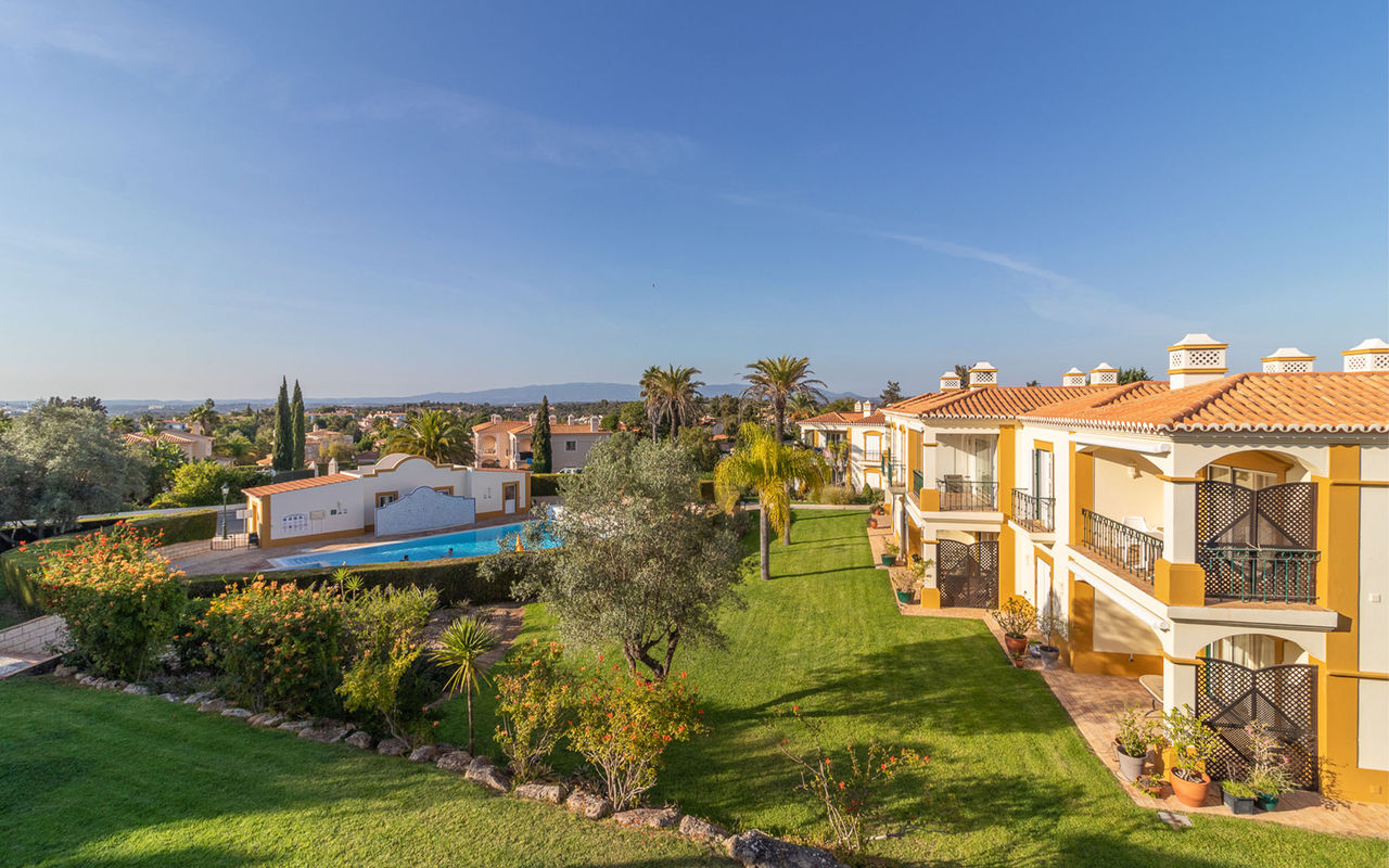 Vista exterior do Pestana Carvoeiro Golf AL, um hotel 4 estrelas no Algarve, com moradias, apartamentos e piscina exterior