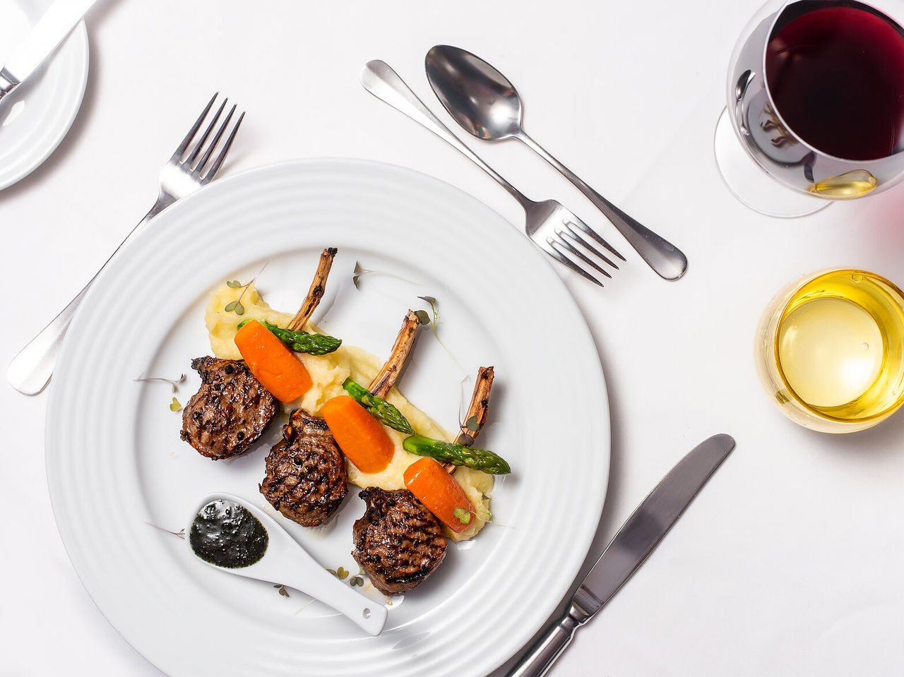 O restaurante Vale da Pinta, do Hotel 4 Estrelas para Famílias no Algarve, serve pratos de carne, como cordeiro com puré