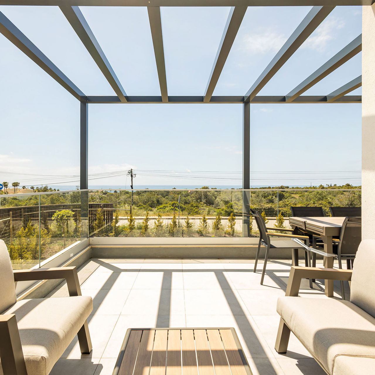 Zona exterior com sofás e mesa de refeições em Villas no Algarve, com Piscina do Pestana Valley Nature Village