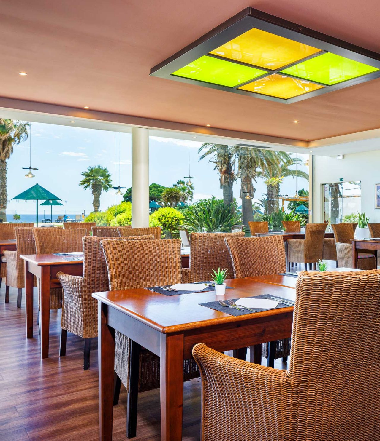 Bar do Pestana Viking Hotel com Piscina em Armação de Pêra, sala luminosa com mesas e vista jardim