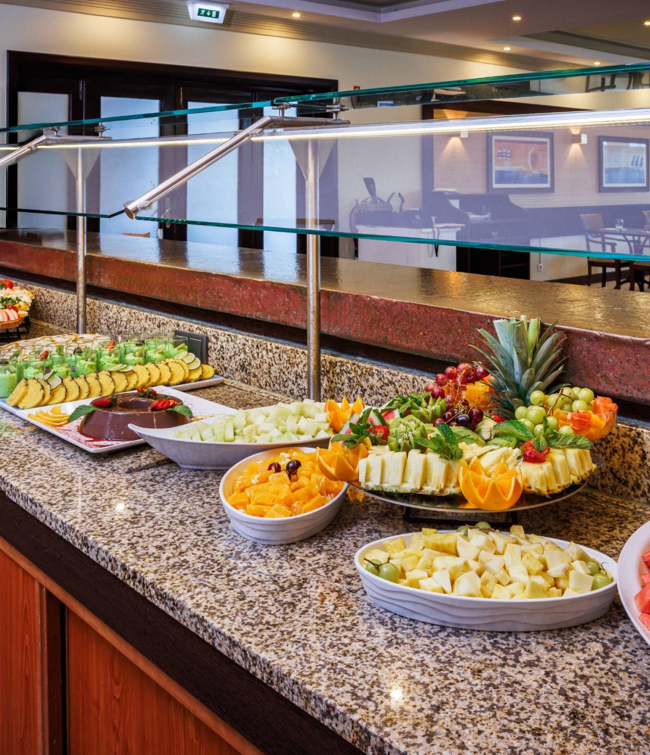 Restaurante do Pestana Viking Hotel com Piscina em Armação de Pêra, buffet com frutas frescas e sobremesas
