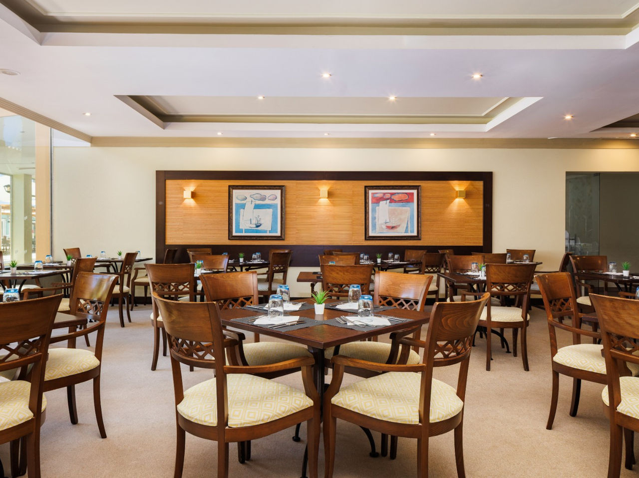 Restaurante do Pestana Viking Hotel com Piscina em Armação de Pêra com mesas elegantes e iluminação suave