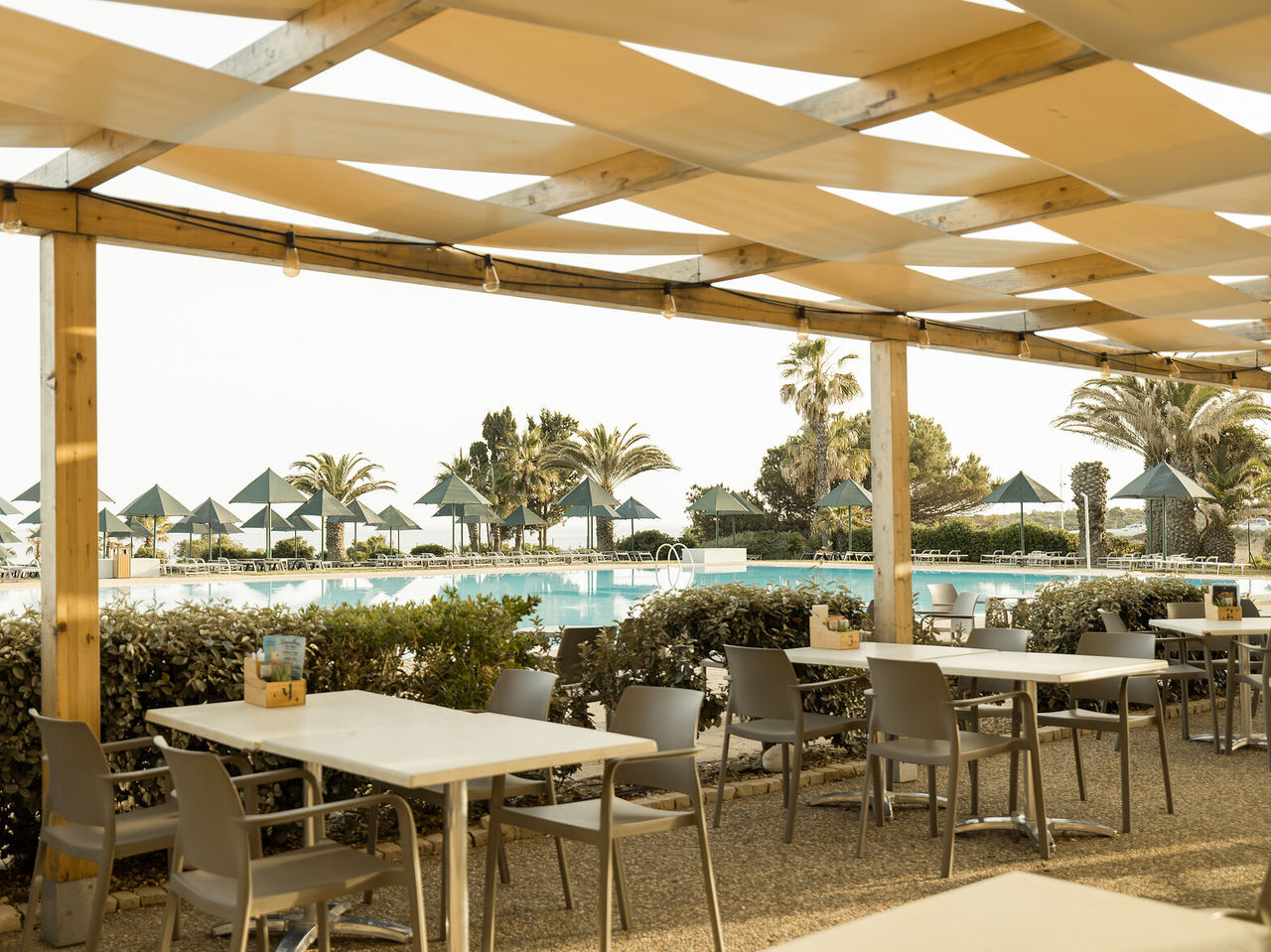O restaurante Pool Bistro, do Hotel 4 Estrelas em Porches, conta uma esplanada em cima da piscina onde se pode pedir snacks