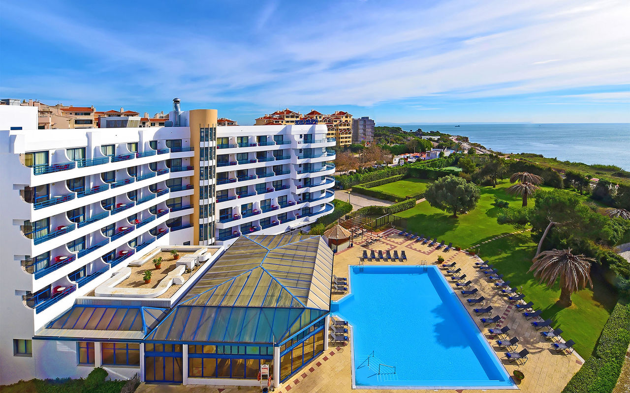 Vista aérea da piscina exterior e da vista do Pestana Cascais, hotel no litoral de cascais, perto da praia