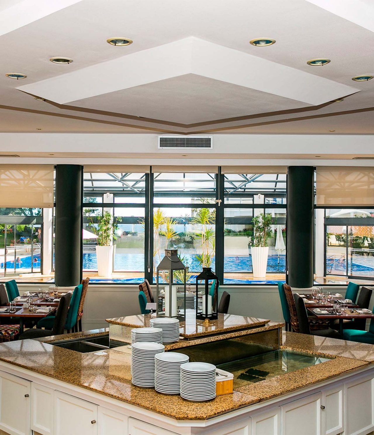 O restaurante Oceano, do Hotel 4 Estrelas em Cascais, tem várias mesas e janelas com vista para a piscina