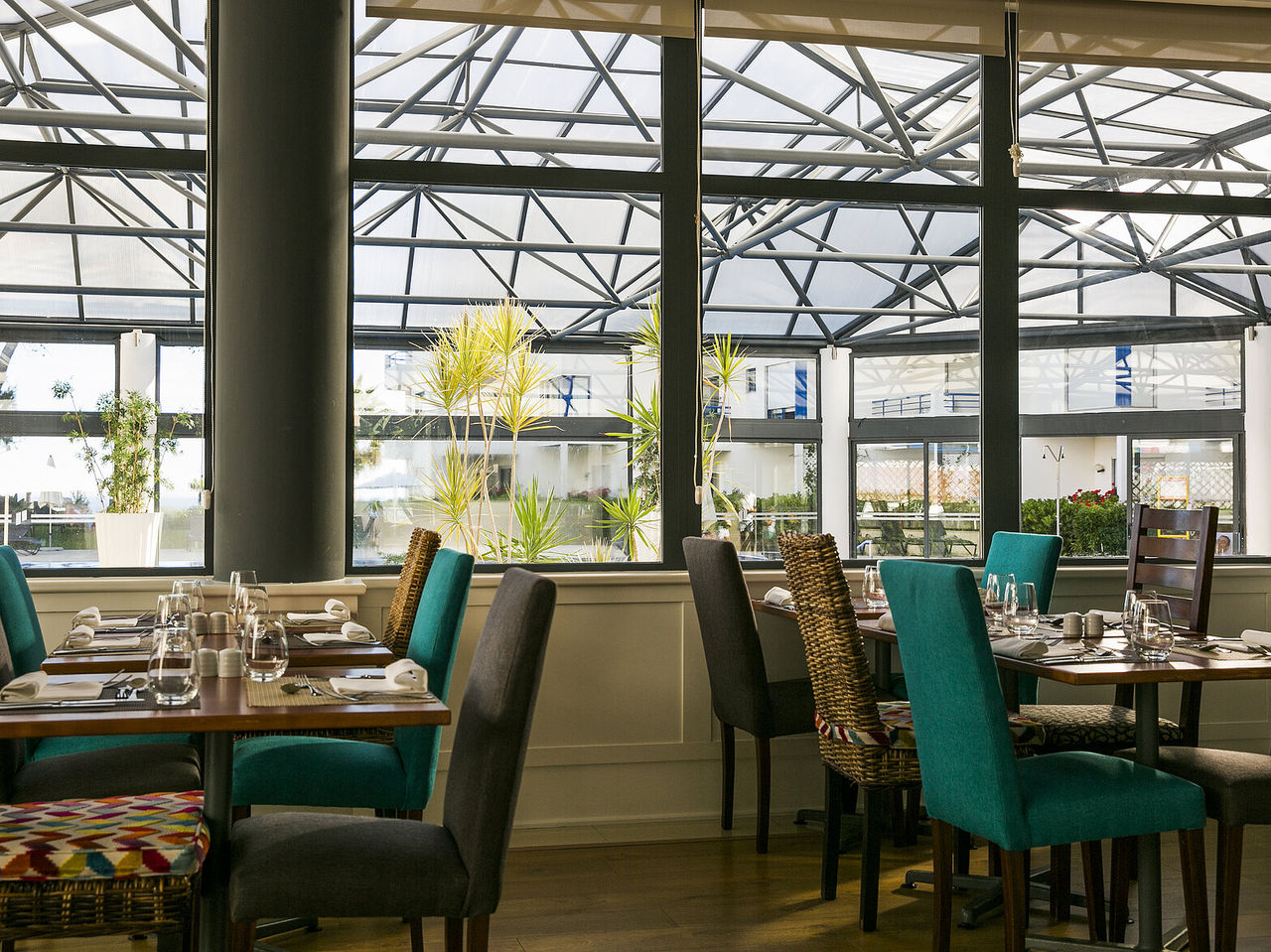 O restaurante Oceano, do Hotel 4 Estrelas em Cascais, tem um espaço onde pode desfrutar de uma refeição completa