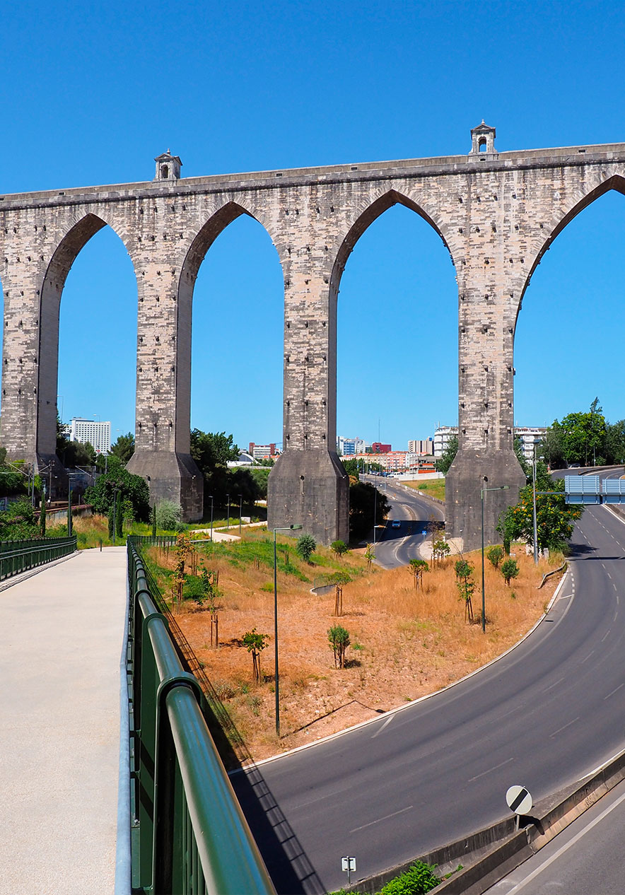 Pode visitar o Aqueduto das Águas Livres, um sistema de captação de água construído entre 1731 e 1799