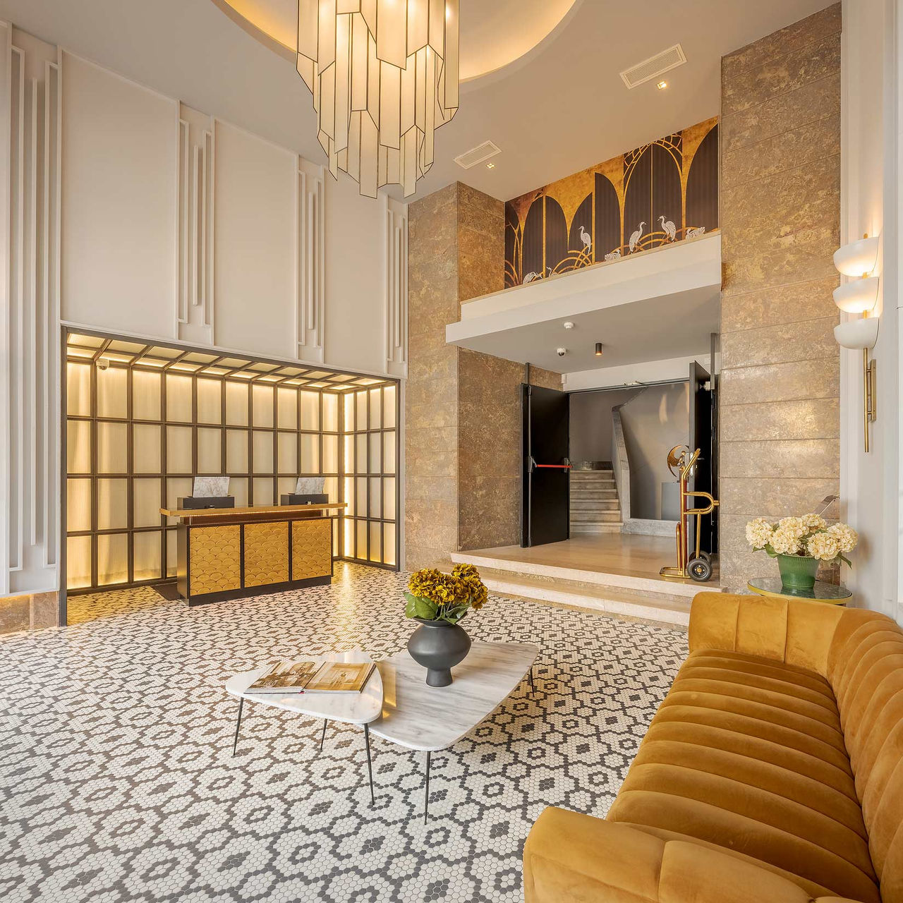 Receção do Pestana Lisboa Vintage, Hotel na Capital, perto da Avenida da Liberdade, com sofá e balcão iluminado