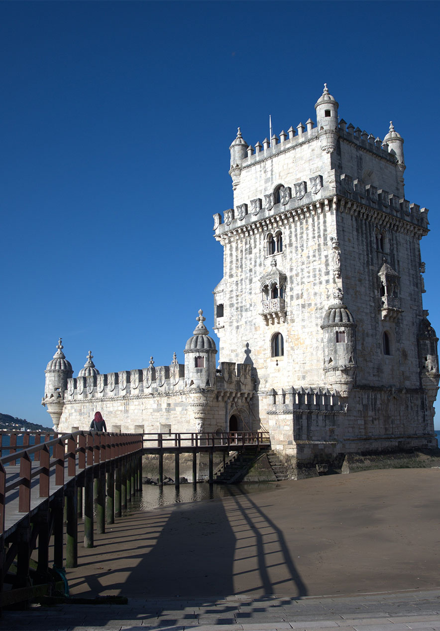 Fique no Pestana Palace Lisboa e visite a icónica Torre de Belém, num dia de sol, situada na margem do rio Tejo