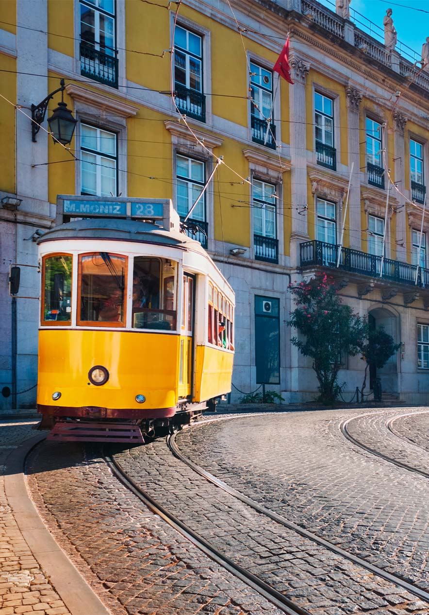 O tradicional elétrico 28 de Lisboa, a andar pelas ruas históricas no centro da cidade