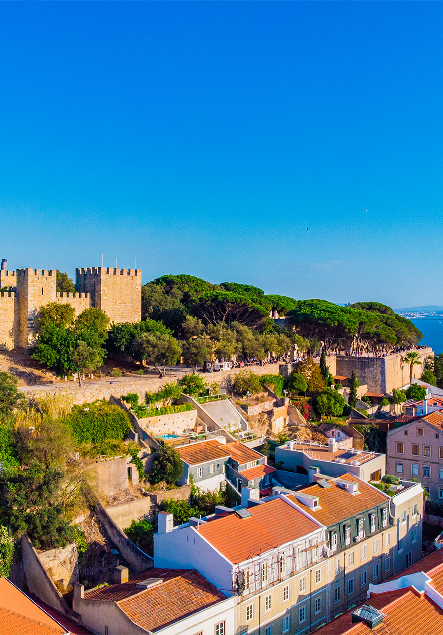 No alto de uma das colinas de Lisboa, está o Castelo de São Jorge, com uma deslumbrante vista para a cidade de Lisboa