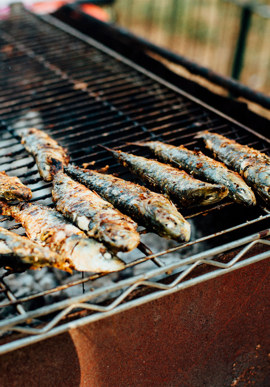 Sardinhas numa grelha, o peixe tradicional que acompanha as festividades populares no mês de Junho, em Lisboa