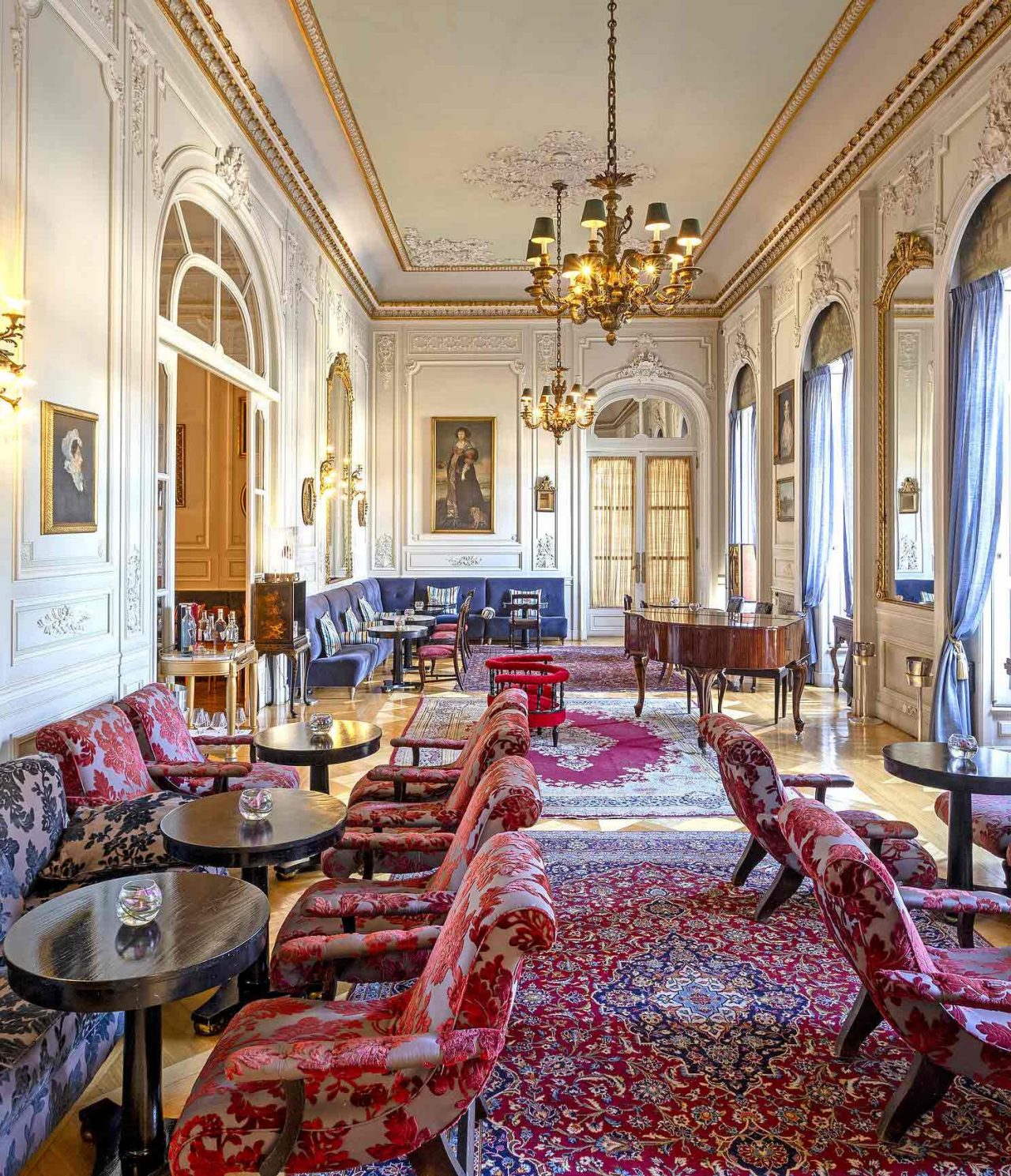 O bar Allegro, do Hotel 5 Estrelas, Monumento Nacional, tem um piano de cauda no meio de uma sala com cadeiras confortáveis