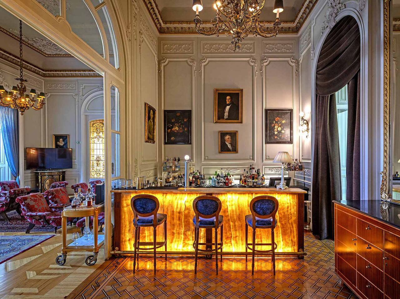 O bar Allegro, do Hotel 5 Estrelas, Monumento Nacional, tem cadeiras confortáveis num espaço com decoração conservada