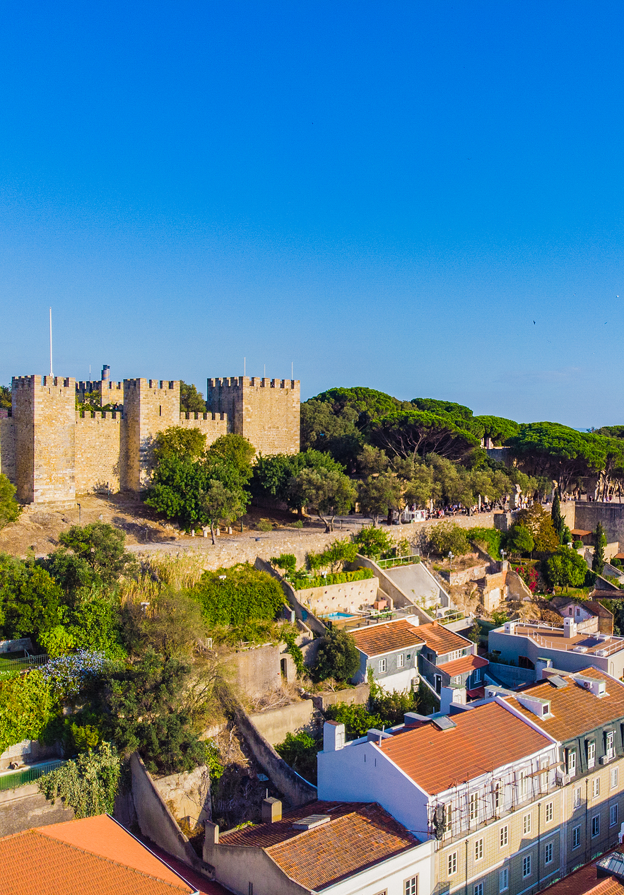 Castelo São Jorge, em Lisboa, um dos monumentos mais emblemáticos da cidade que oferece vista panorâmica sobre a cidade