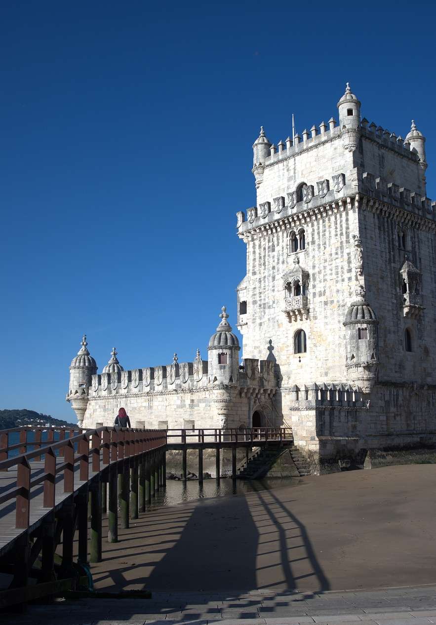 Fique no Pestana Rua Augusta e visite a icónica Torre de Belém, num dia de sol, situada na margem do rio Tejo