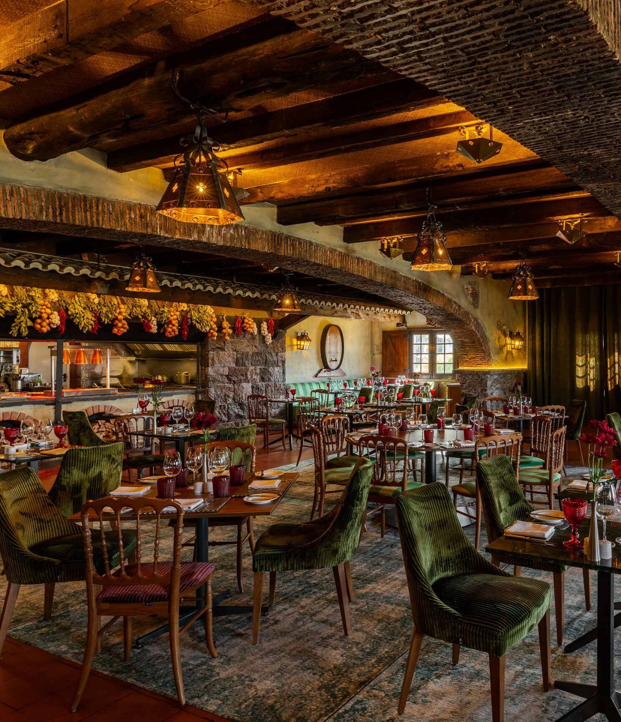 Restaurante do Pestana Carlton Madeira, Hotel 5 Estrelas na Madeira, com salão rústico e mesas iluminadas
