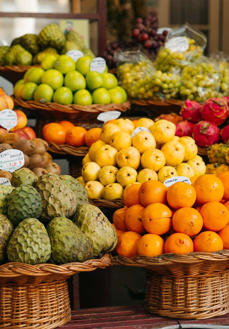 Cestas com frutas tropicais e coloridas, no Mercado dos Lavradores, no centro histórico do Funchal