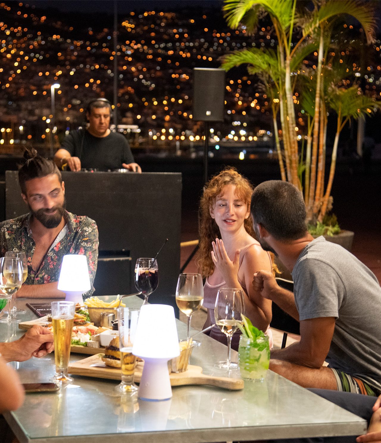O bar Off-Site, do Hotel 4 Estrelas no Funchal, na Ilha da Madeira, tem uma mesa onde pode conversar e comer petiscos