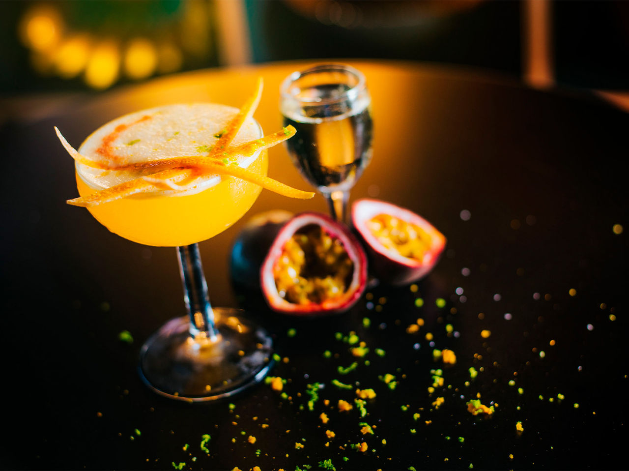 O bar Off-Site, do Hotel 4 Estrelas no Funchal, na Ilha da Madeira, serve elaborados cocktails, em copos e com fruta