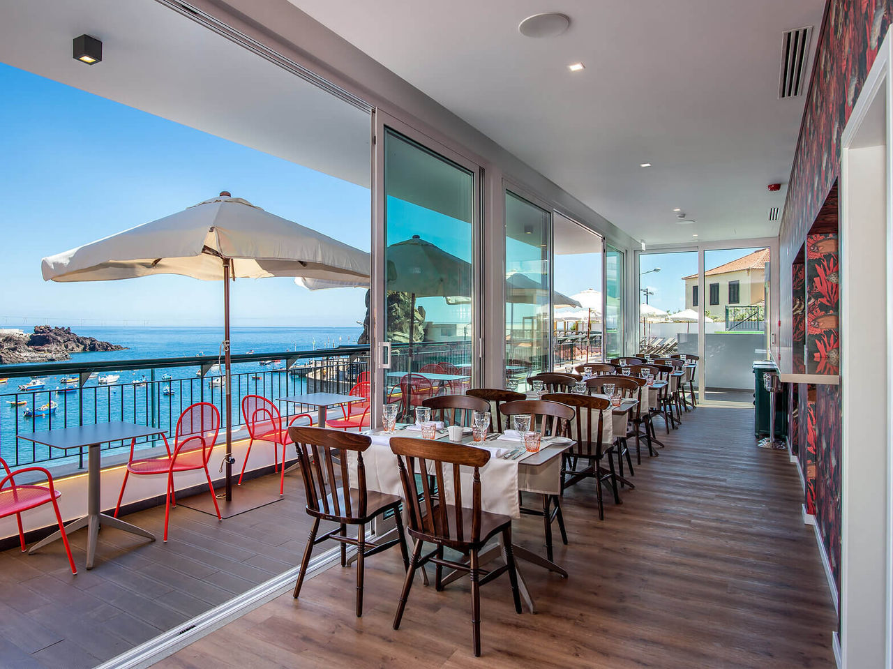 O restaurante Grill, do Hotel em Câmara de Lobos, na Madeira tem um espaço exterior com vista para o mar