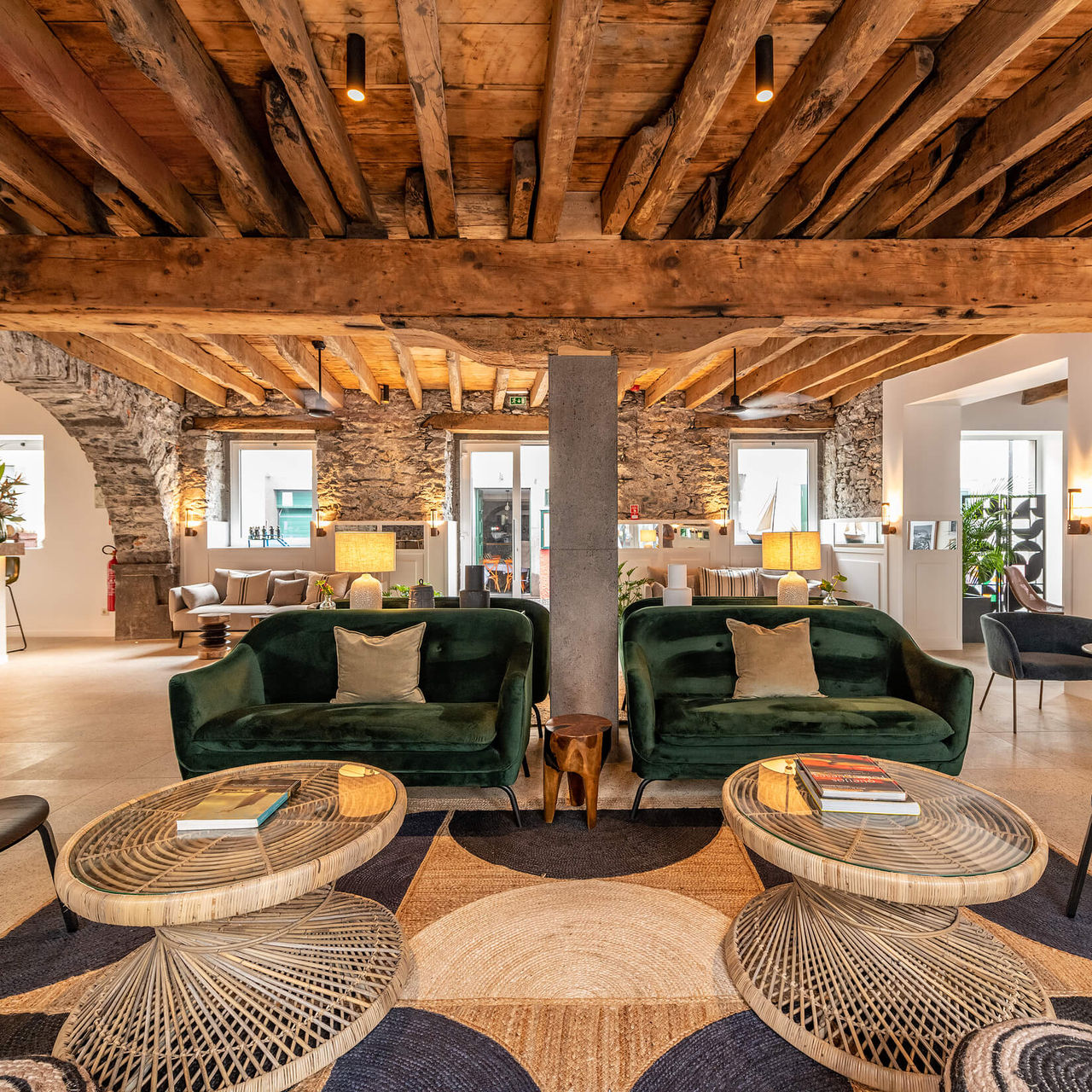 Sala de estar com sofás, mesas e cadeiras e teto em madeira, no hotel Boutique no Centro Histórico de Câmara de Lobos