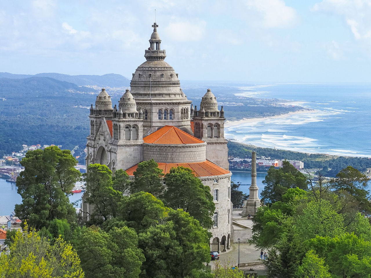 Descubra Hotéis no Norte de Portugal com vista para um santuário histórico entre árvores e a costa atlântica