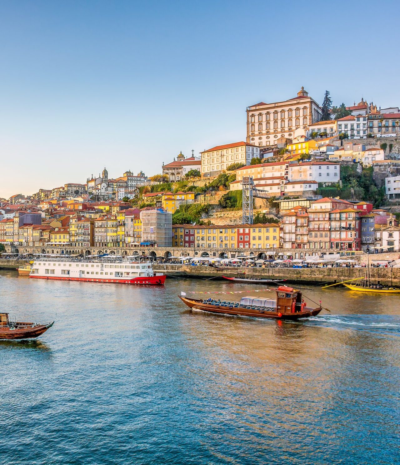Descubra Hotéis no Norte de Portugal com vista para barcos no rio Douro e casas coloridas na encosta do Porto