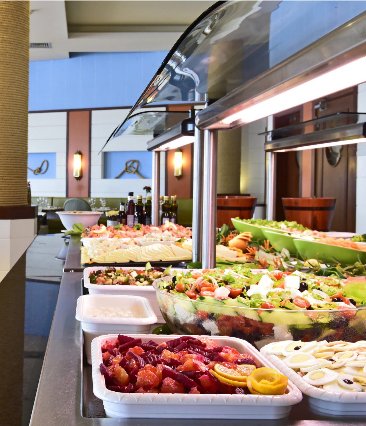O restaurante Marés, do Resort de 5 Estrelas no Porto Santo, tem um buffet com várias opções desde saladas com ovo e salmão