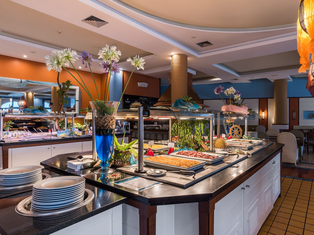 O restaurante Marés, do Resort de 5 Estrelas no Porto Santo, tem um buffet com várias opções desde iogurtes, fruta, pão
