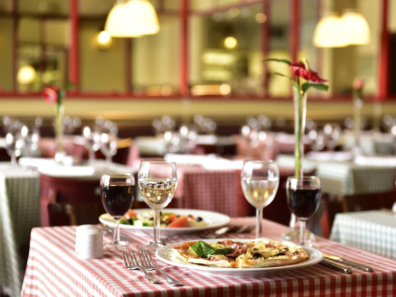 O restaurante Luigi, do Resort de 5 Estrelas no Porto Santo, serve comida italiana como pizza, acompanhada com vinho