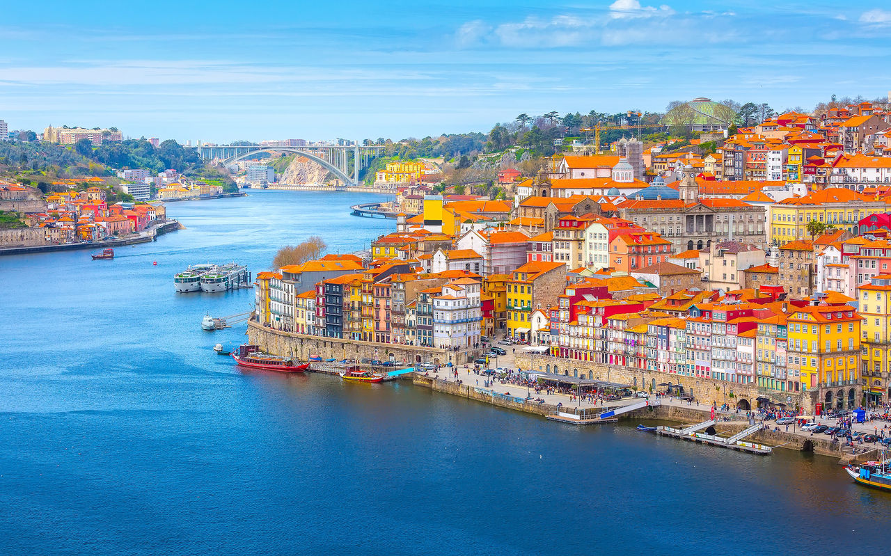 Explore Hotéis no Porto com vista sobre o rio Douro, barcos turísticos e fachadas coloridas do Porto