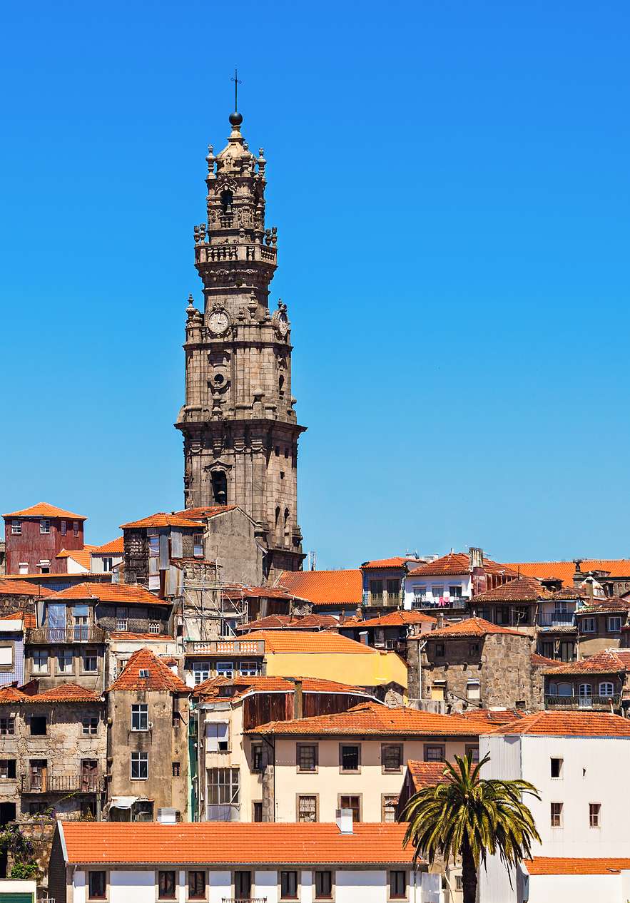 Vista da Torre dos Clérigos erguendo-se entre os telhados de telha vermelha do centro histórico do Porto, próxima ao Pestana Palácio do Freixo, Hotel 5 Estrelas no Porto, Monumento Nacional
