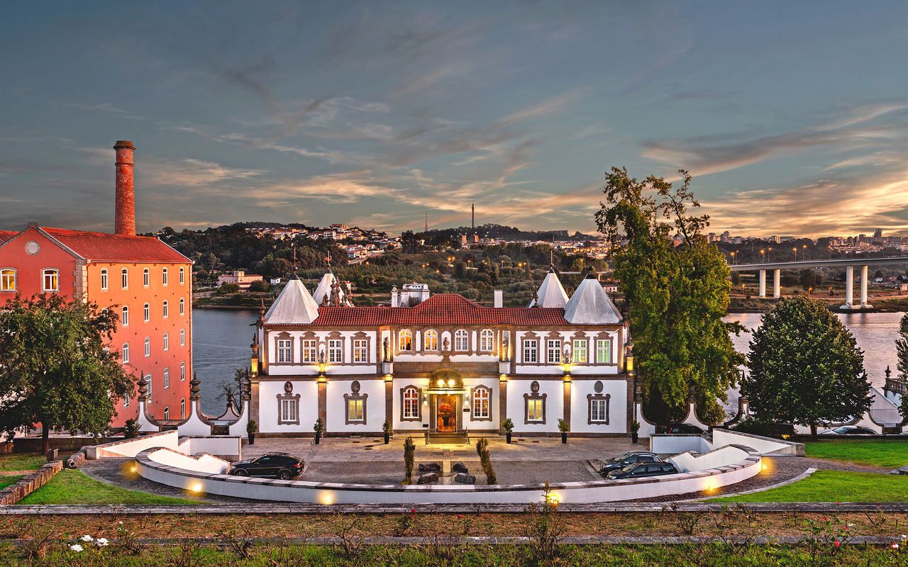 Vista do edifício com o Rio Douro por trás, do Pestana Palácio do Freixo, Hotel 5 Estrelas no Porto, Monumento Nacional